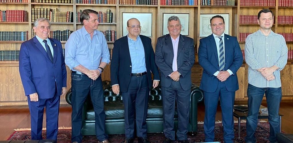 Bolsonaro assina MP que reajusta em 8% salários de policiais do DF
