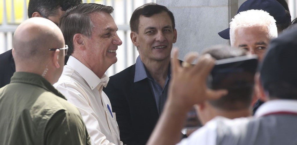Bolsonaro vai a lotérica apostar na Mega da Virada