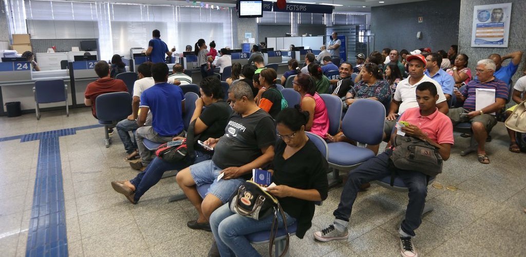 Bancos funcionam hoje e fecham nesta terça e no dia 1º