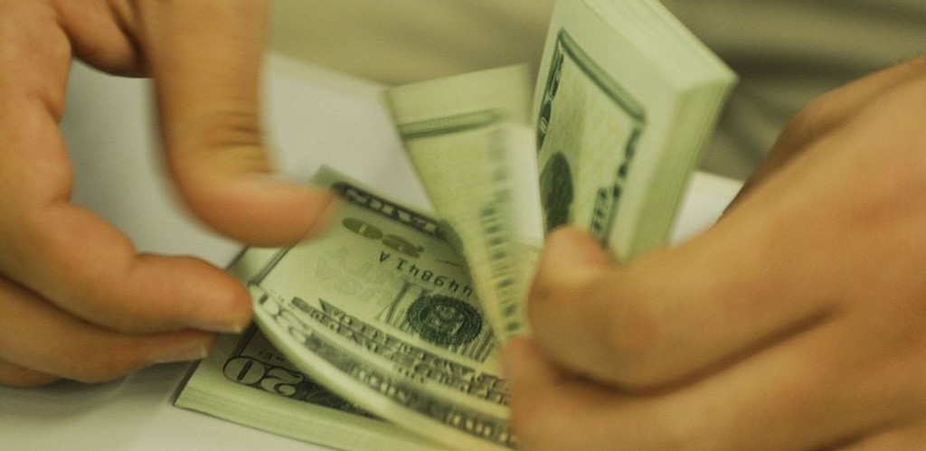 Dólar ultrapassa R$ 4,20 e fecha no maior valor desde criação do real