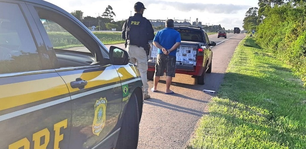 PRF apreende 12 mil maços de cigarro na BR 392