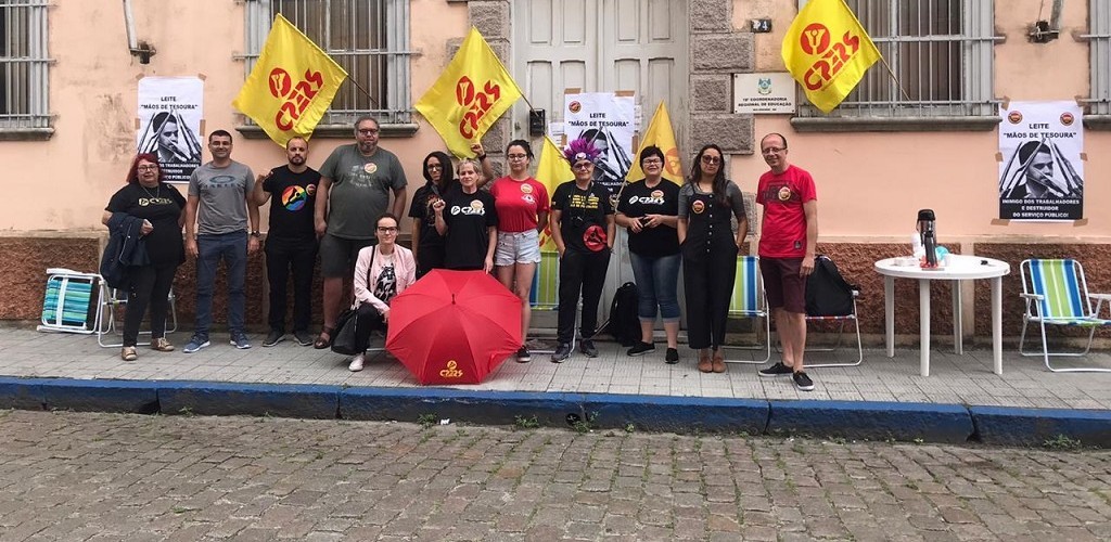 18ª CRE amanhece com entrada bloqueada