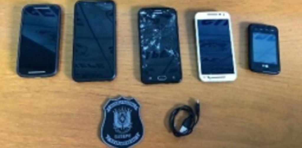 Agentes apreendem celulares na Penitenciária de Rio Grande