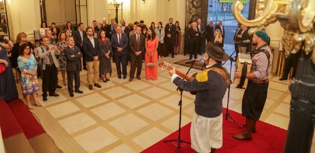 Montagem da Árvore das Nações marca união entre países com representação consular no RS