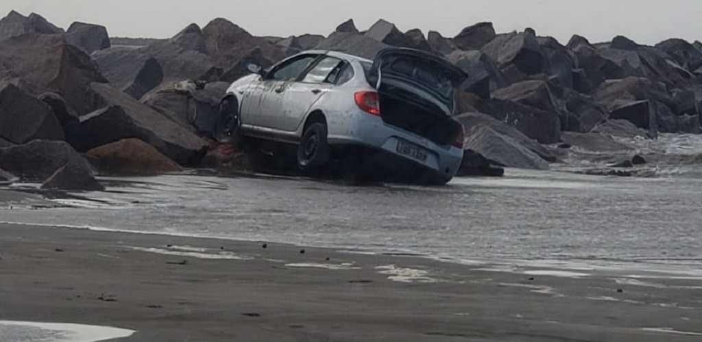 Veículo é encontrado batido nas pedras dos molhes da Barra