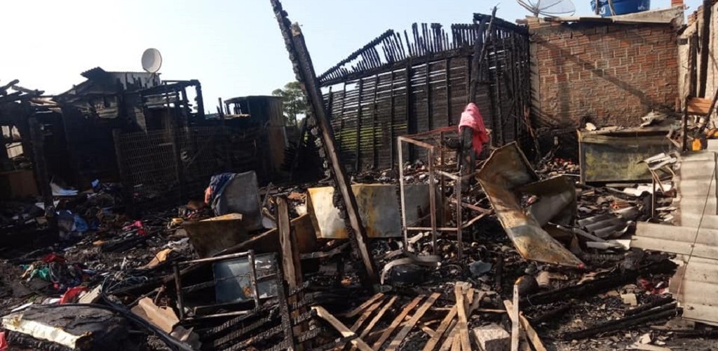 Incêndio destrói duas casas no bairro Humaitá