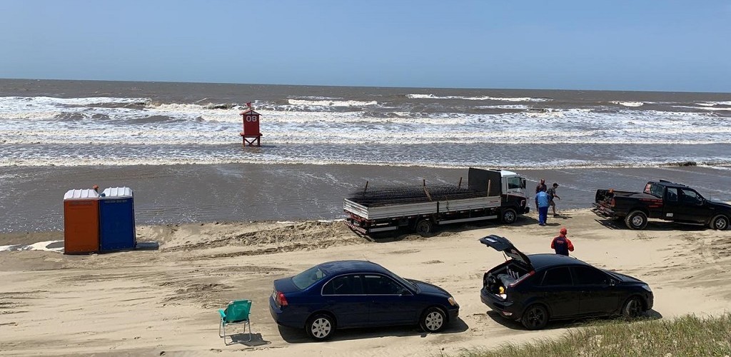 Maré sobe no Cassino e tomba guaritas de guarda-vidas