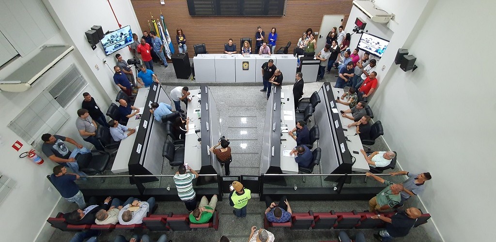 Em sessão polêmica, Legislativo derruba veto do Prefeito