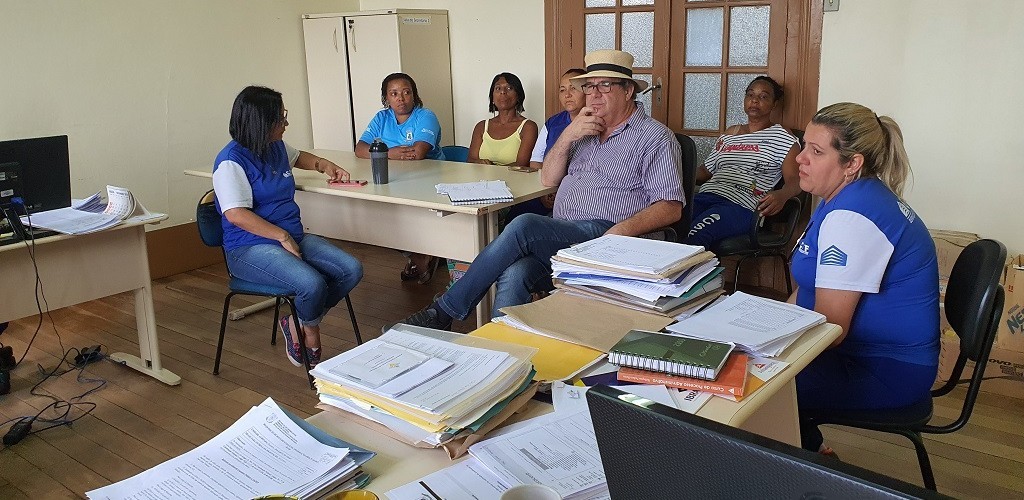 Trabalhadores terceirizados da prefeitura cobram atrasos de salários