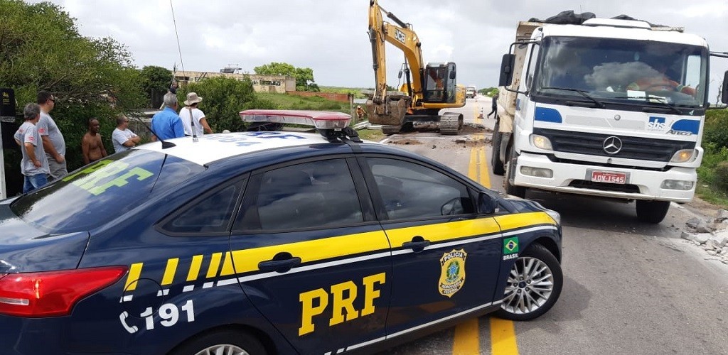 BR 471: equipes trabalham no local onde asfalto cedeu