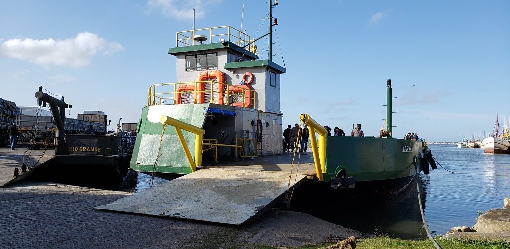 Limitação de um passageiro por veículo desagrada usuários da balsa