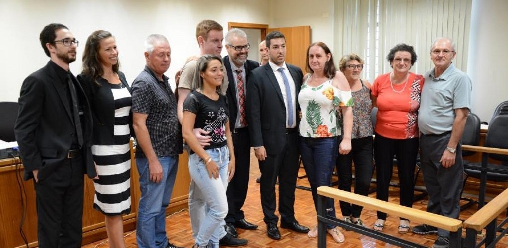 Após ser beijado pela vítima no tribunal, réu que deu cinco tiros na ex-namorada é condenado