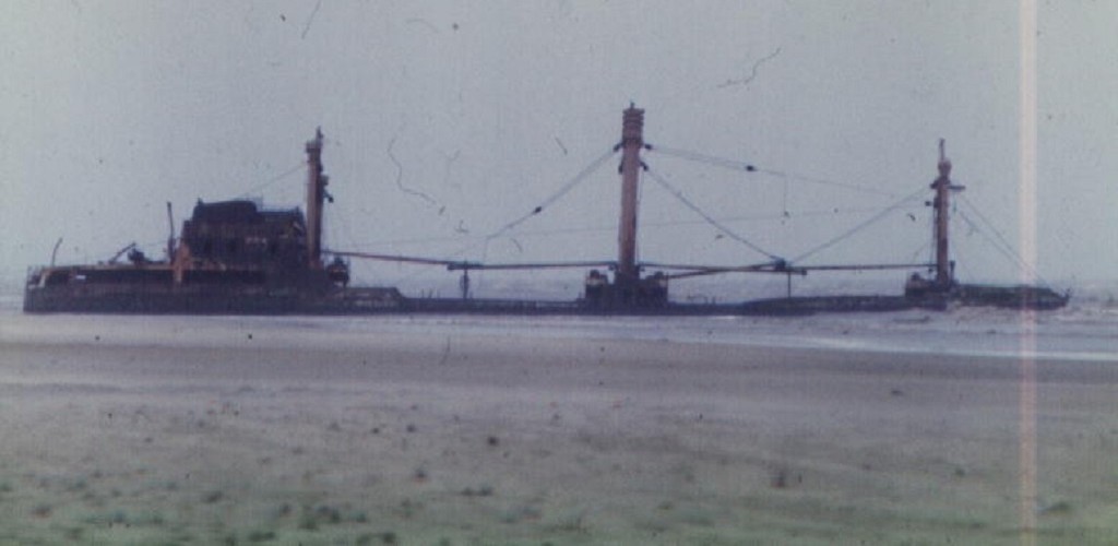 Navio Altair: a história de um cargueiro encalhado à beira mar