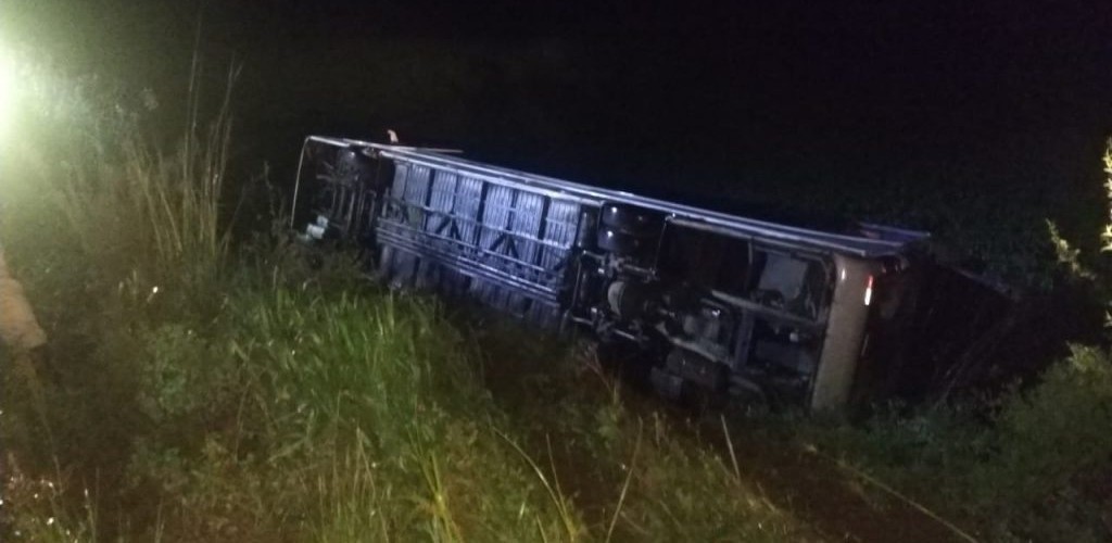 Ônibus com torcedores do Pelotas tomba na ERS 135