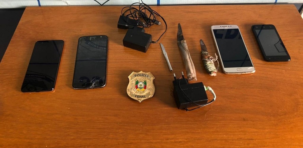 Agentes localizam facas artesanais e celulares na Perg