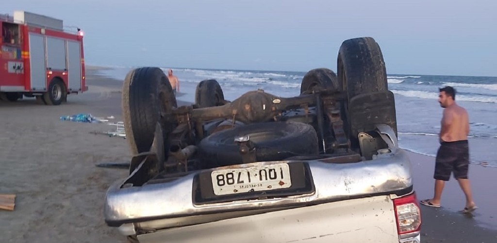 Duas pessoas ficam feridas após capotamento na Praia do Cassino