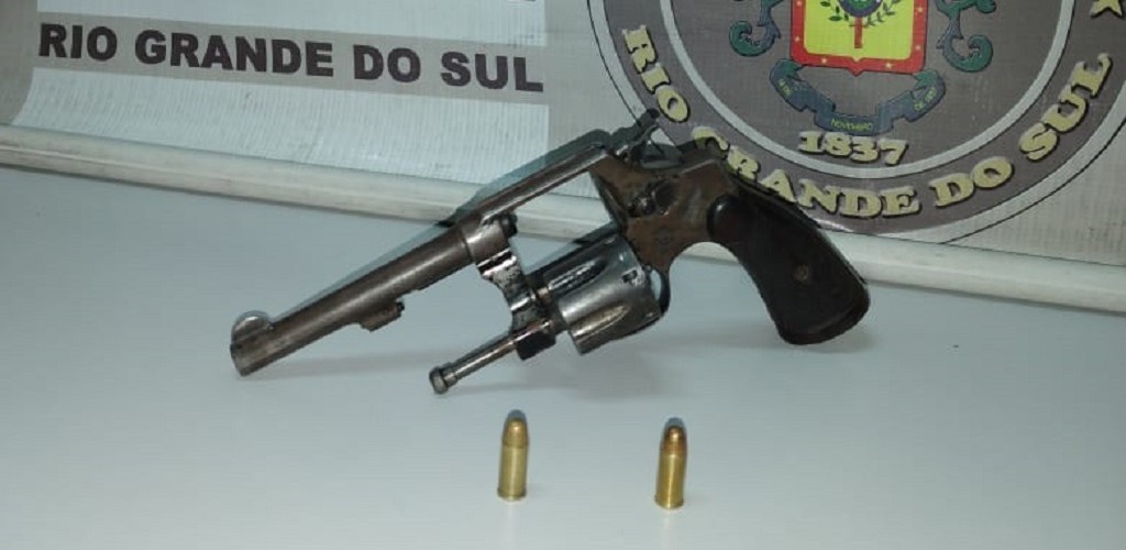 Brigada Militar prende dupla por posse ilegal de arma de fogo