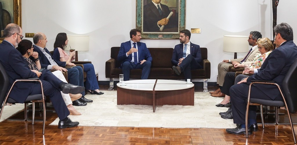 Reafirmamos a disposição de mantermos uma relação serena e tranquila, afirma Leite ao visitar presidente da Assembleia