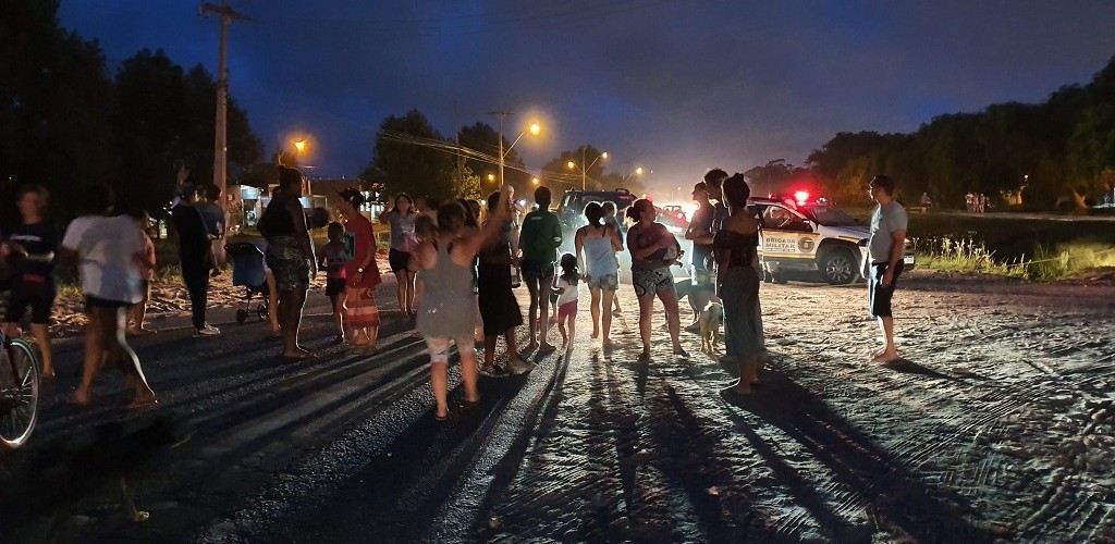 Moradores da Vila Maria dos Anjos protestam por falta de água