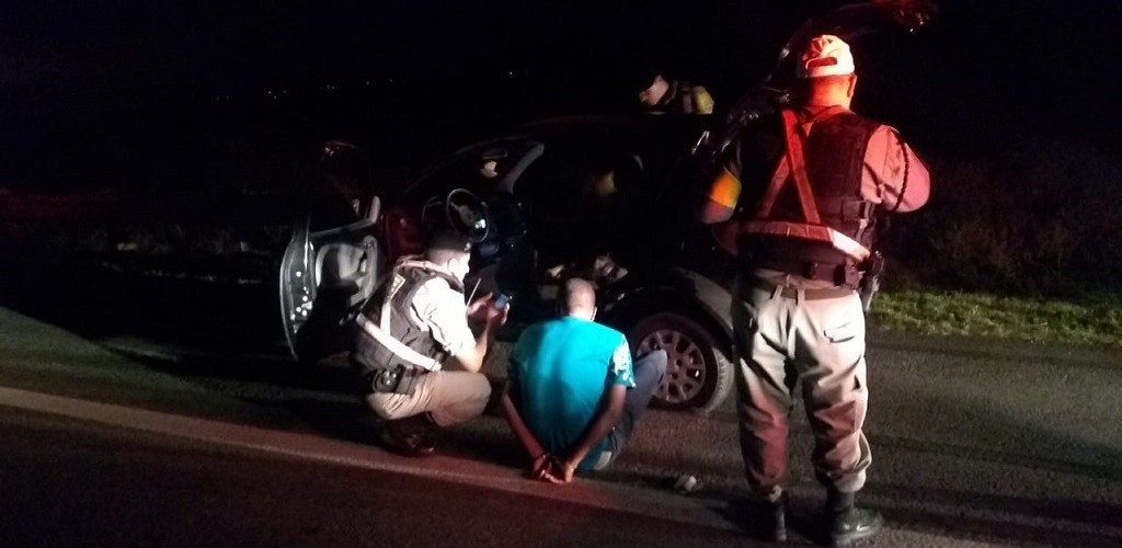 Bandidos roubam carro e um deles é preso pela Força Tática da PRE