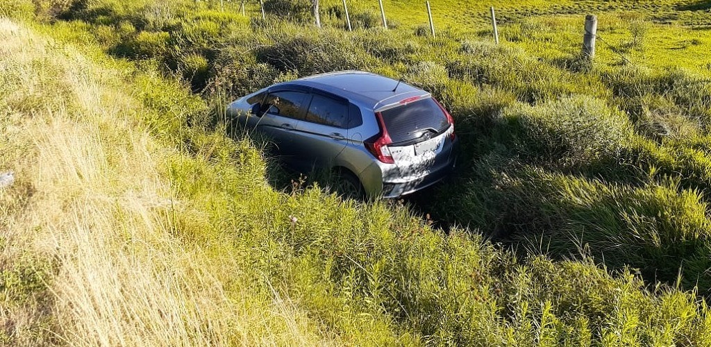 Motorista sai da pista e carro cai em vala na ERS 734