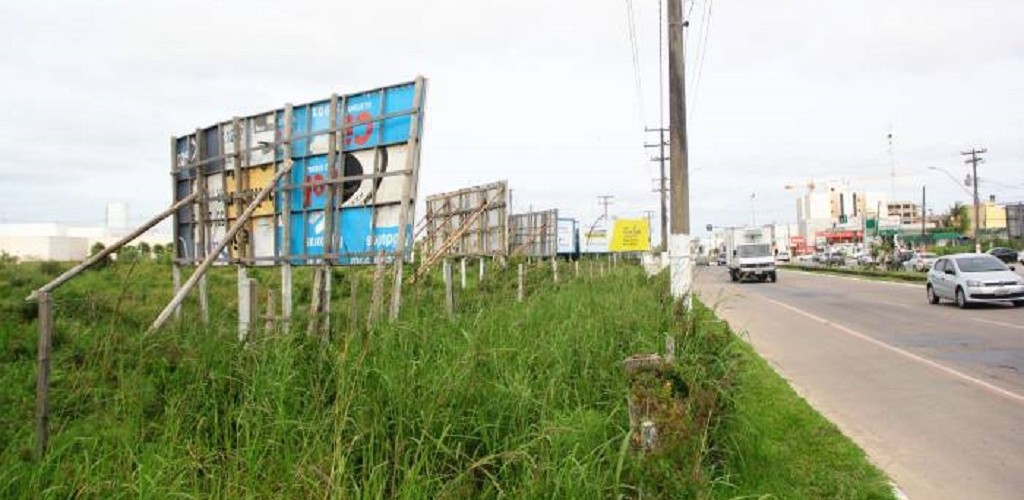 Prefeitura de Pelotas notifica outdoors irregulares