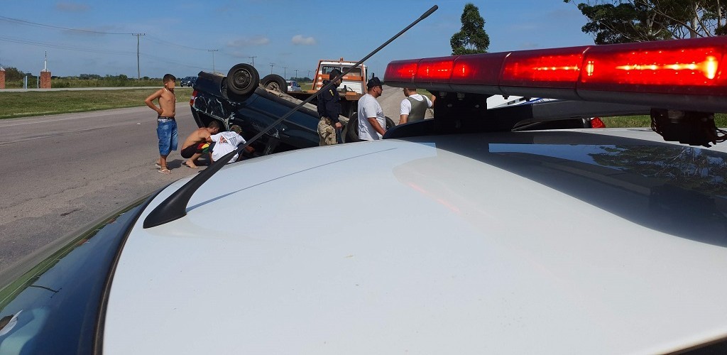 Capotamento deixa duas pessoas feridas na BR 392