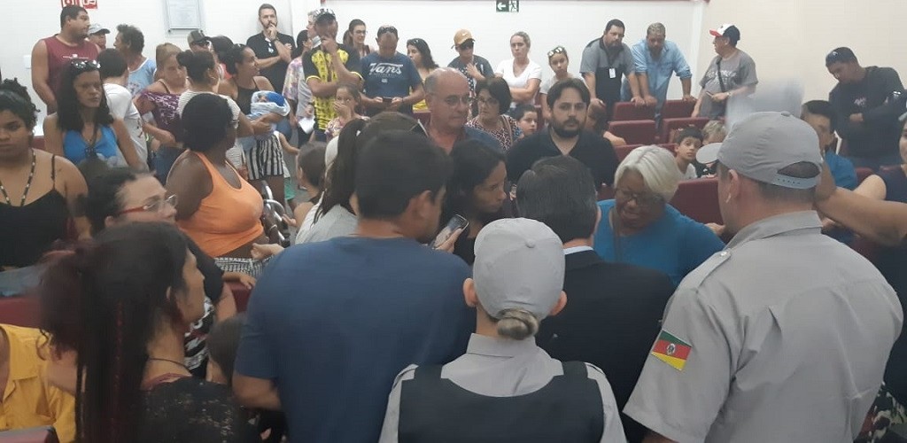 Moradores da Rua das Cocheiras cobram ligação de água e luz na Câmara de Vereadores