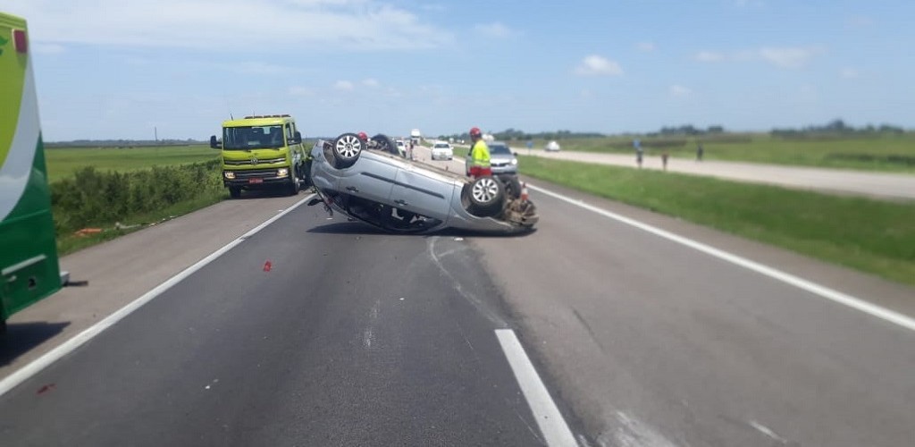 Carro capota na BR 392 e ocupantes fogem do local do acidente
