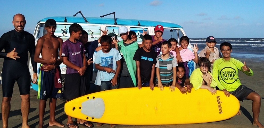 Kssino Surf Escola comemora 10 anos e está com inscrições abertas para crianças carentes 