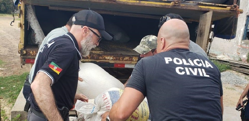 PC prende quatro pessoas por furto de soja no Porto do RG