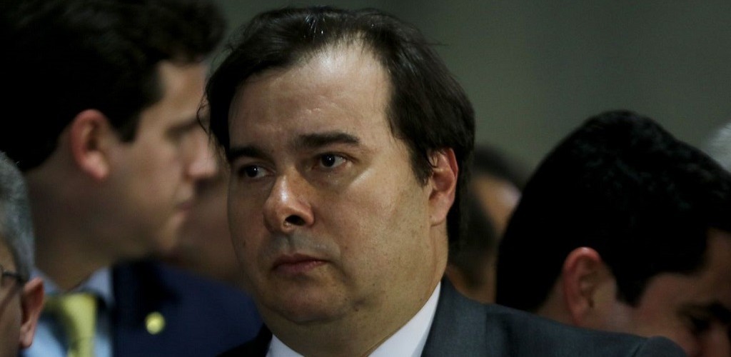 Maia suspende mandato de 12 deputados por um ano