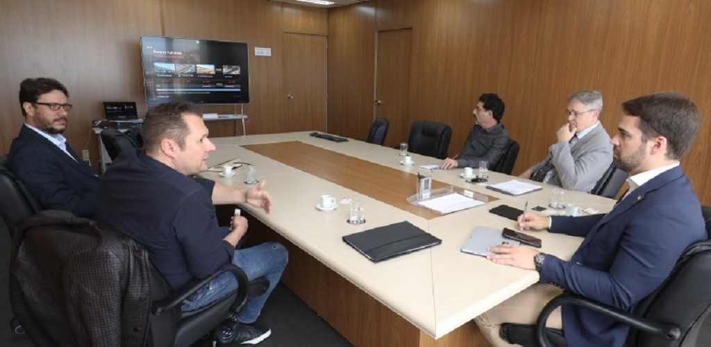 Governador é apresentado à tecnologia do trem ultrarrápido Hyperloop