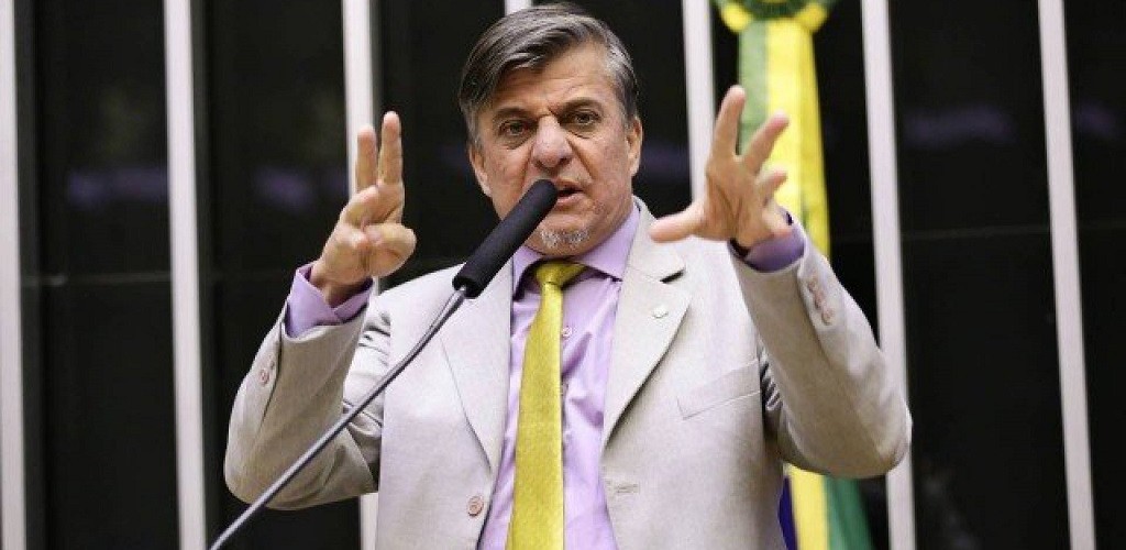 Deputado apresenta projeto prevendo amputação das mãos de políticos corruptos