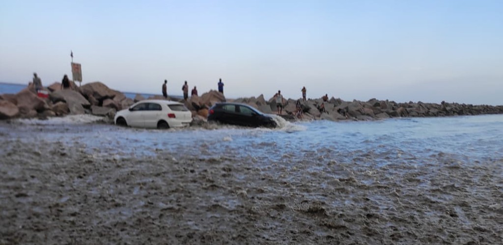 Carros são arrastados por ondas na Praia do Cassino
