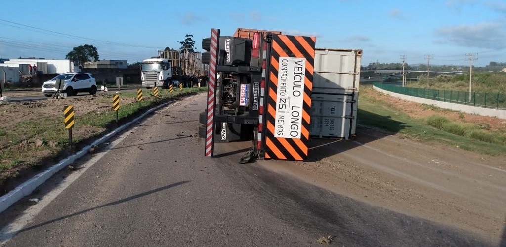 Carreta tomba na BR-116 causando interrupção na rodovia 