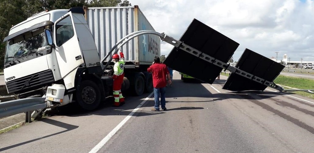 Caminhão derruba poste na BR-116 e causa transtornos