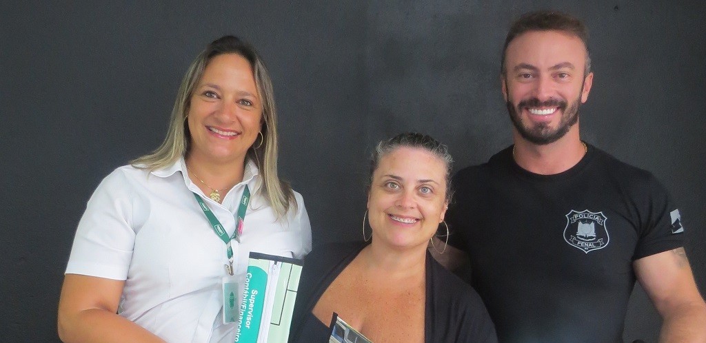 Projeto Social Mãos do Bem entrega estojos escolares para a Casa do Menor