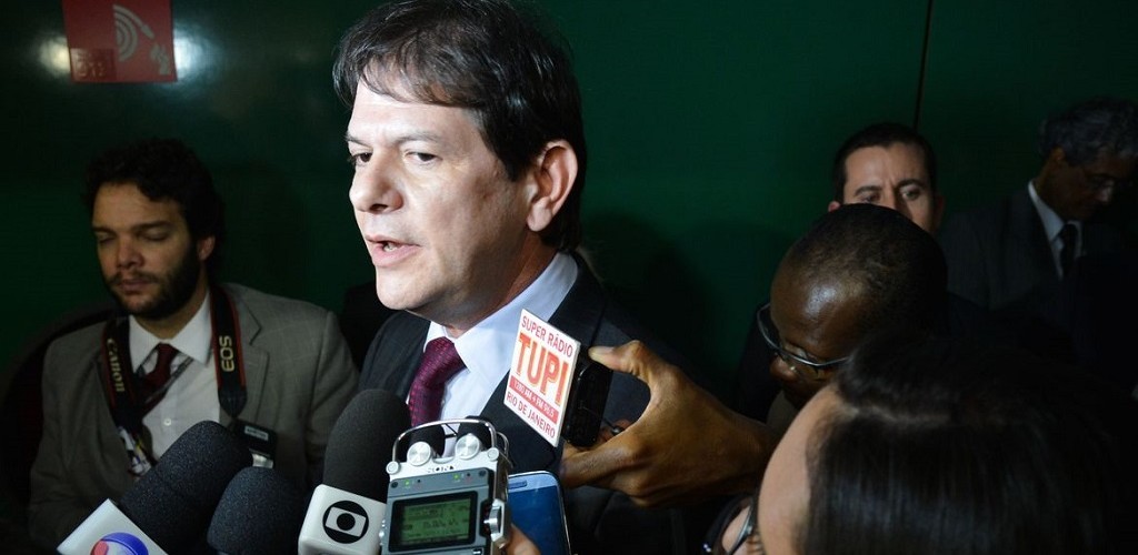 Cid Gomes deixa UTI e é transferido para Fortaleza