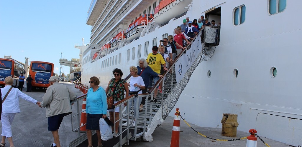MS Marina atraca no Porto do Rio Grande com inspeção de saúde