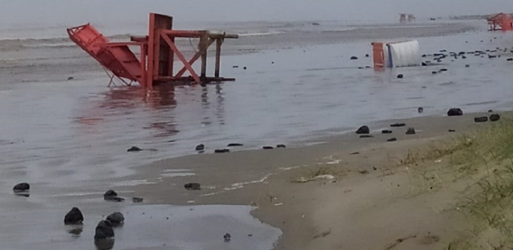 Maré sobe e danifica guaritas na praia do Cassino