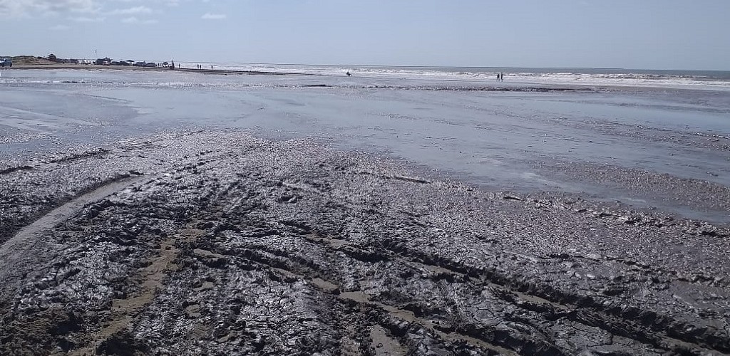 Depois da frente fria do final de semana, lama aparece na beira da praia do Cassino