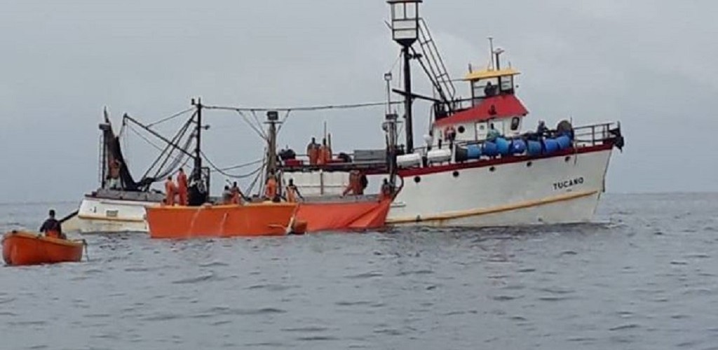 Barco naufraga em SC e deixa 23 tripulantes à deriva