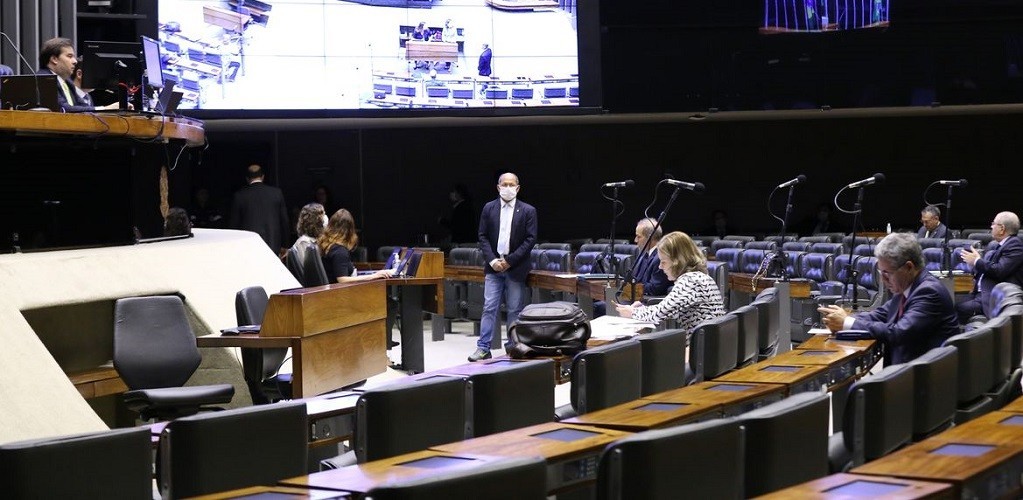 Câmara aprova regras para evitar bloqueio de auxílio por falta de CPF