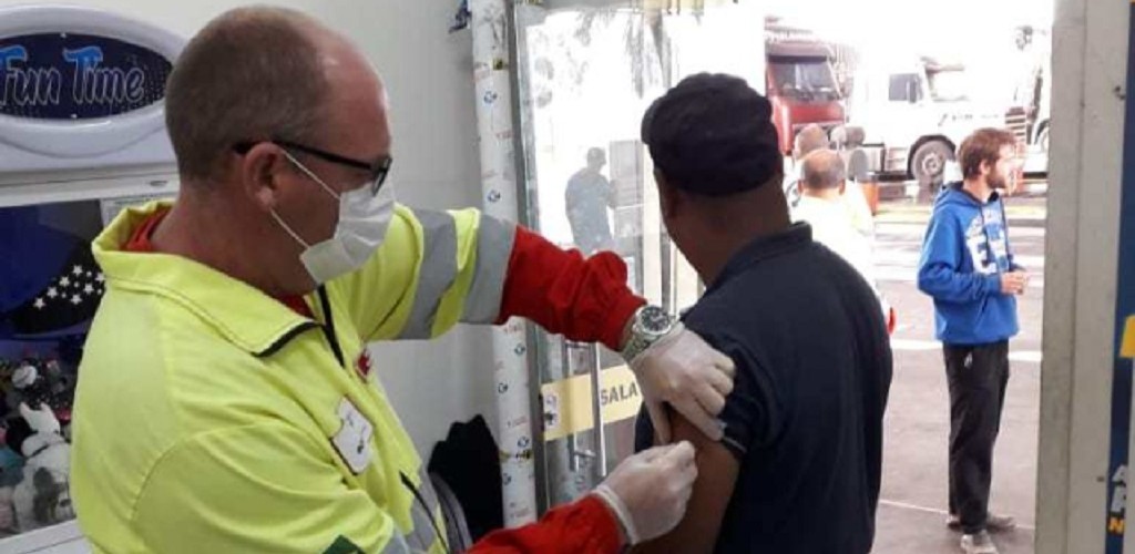 Caminhoneiros recebem vacinas contra a gripe na BR-392