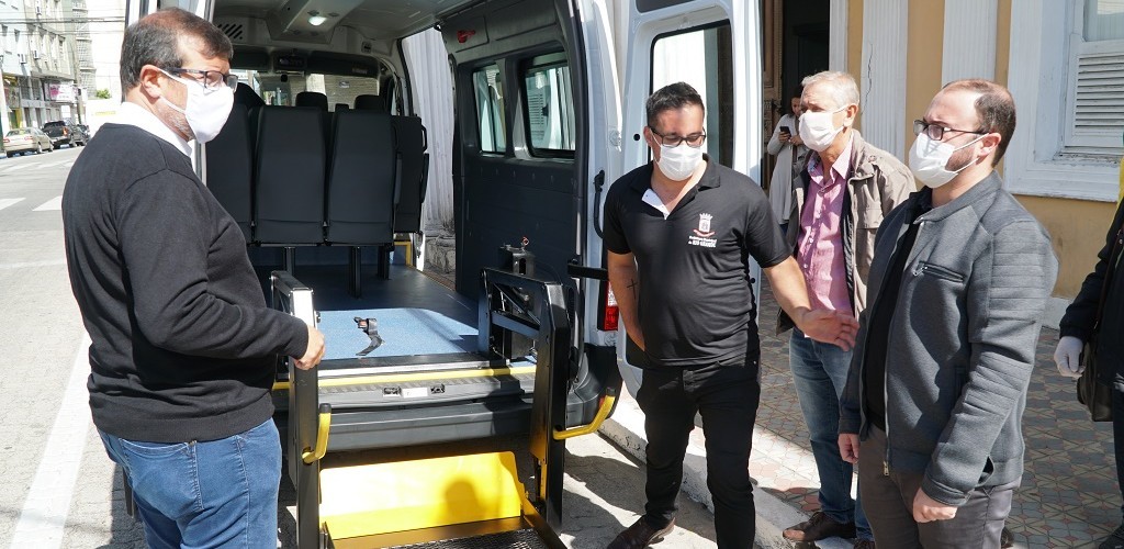 Prefeitura adquire veículo com acesso a cadeirantes 