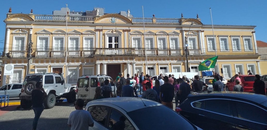 Empresários realizam protesto pedindo retomada de atividades comerciais