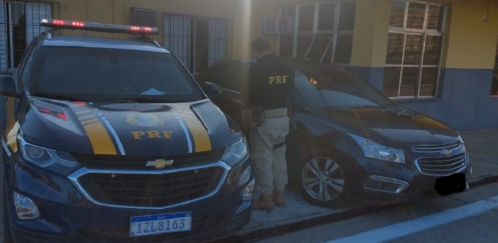 PRF prende homem com veículo roubado na BR-392 em Rio Grande