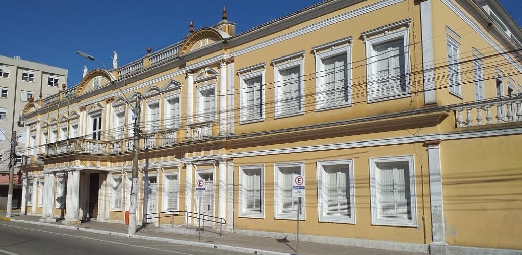 Comércio permanece fechado e novo decreto torna obrigatório o uso de máscara