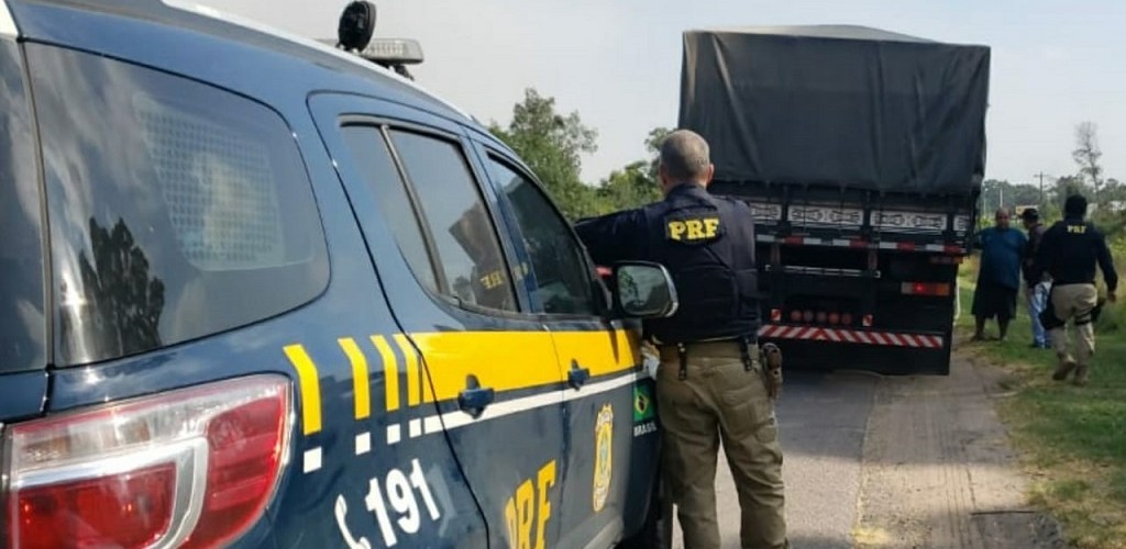 PRF apreende caminhão carregado com carga de cigarros contrabandeados em Pelotas